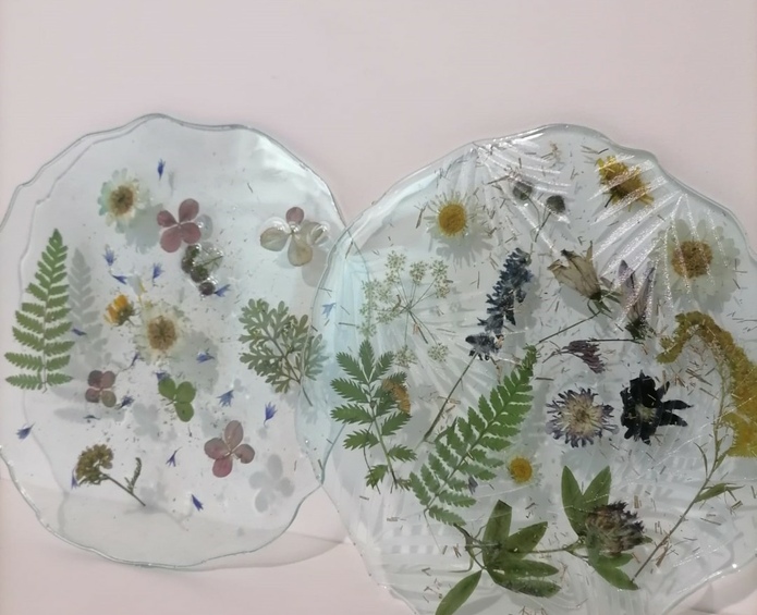 Создание подноса из эпоксидной смолы с сухоцветами «Лесная поляна» Фото 11