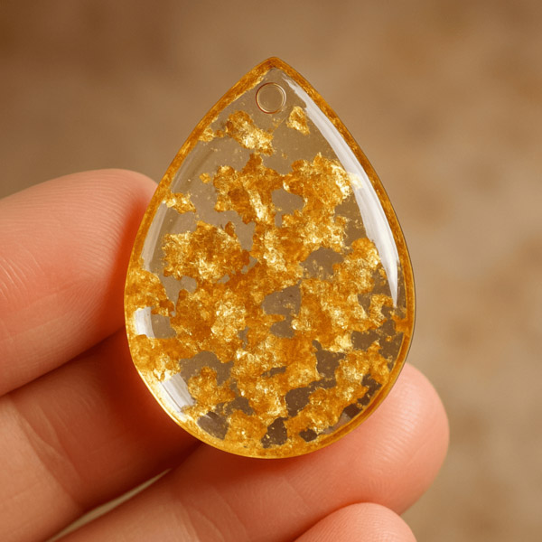 Кулон из эпоксидной смолы с поталью